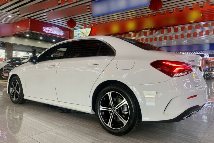 奔驰A级 2022款 改款二 A 200 L 运动轿车时尚型车身外观6002