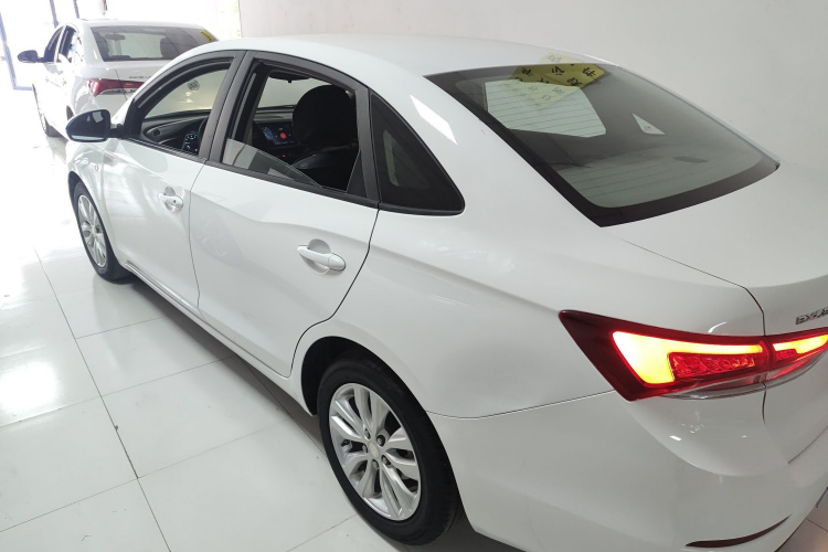 别克 英朗 2021款 改款 典范 1.5L 自动进取型车身外观4