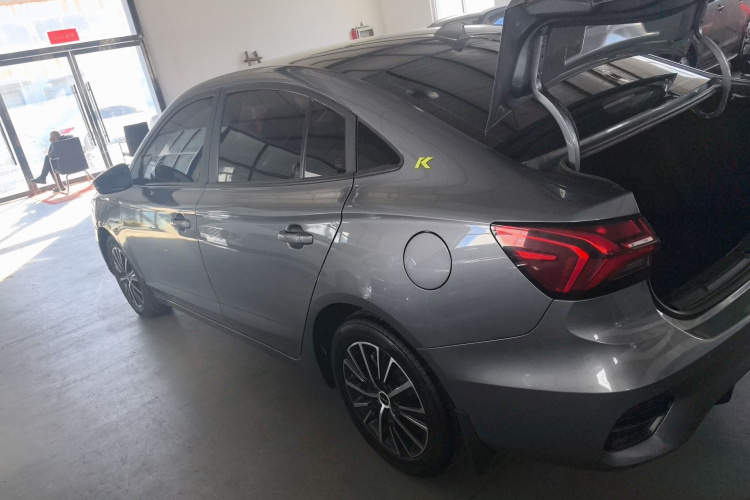 荣威i5 2021款 1.5L CVT铂金版车身外观4