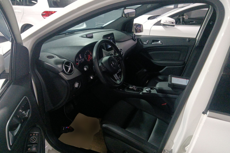 奔驰B级 2018款 B 200 时尚型中控内饰19