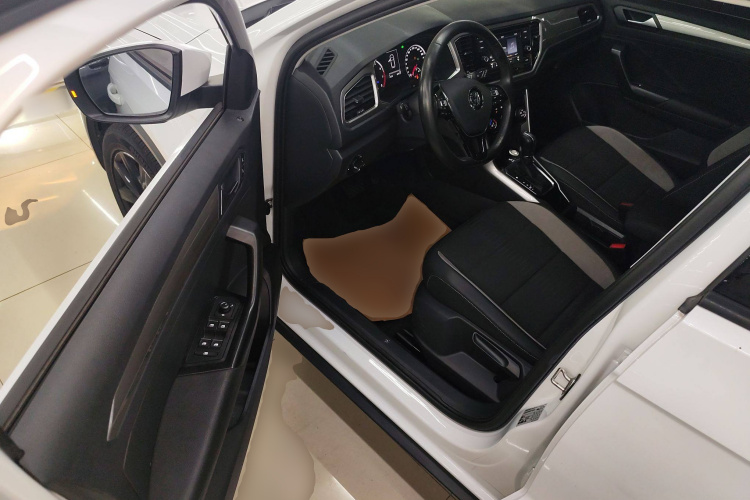 大众 T-ROC探歌 2020款 230TSI DSG两驱进取型中控内饰20