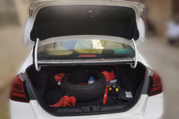 吉利汽车 帝豪 2019款 领军版 1.5L 手动向上互联型 国VI中控内饰23