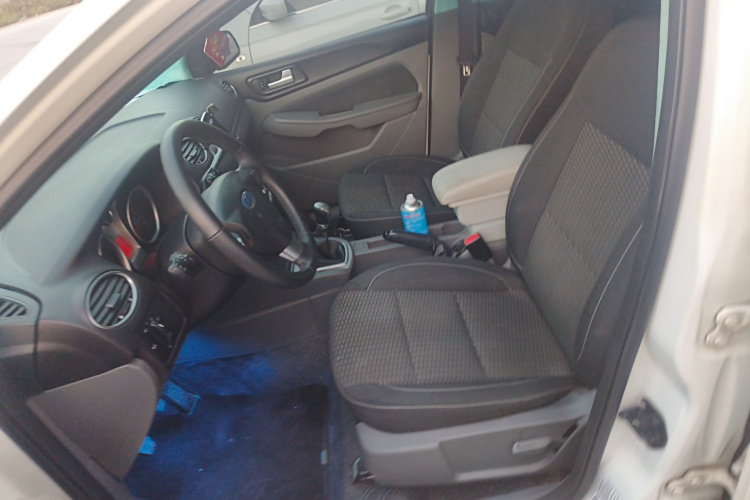 福特 福克斯 2013款 两厢经典 1.8L 手动基本型中控内饰19