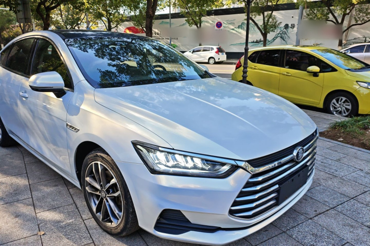 比亚迪 秦Pro 2020款 超越版 1.5TI 自动旗舰型车身外观3