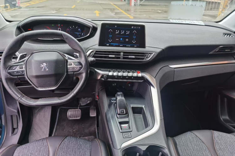 标致5008 2017款 380THP 7座精英版中控内饰7003