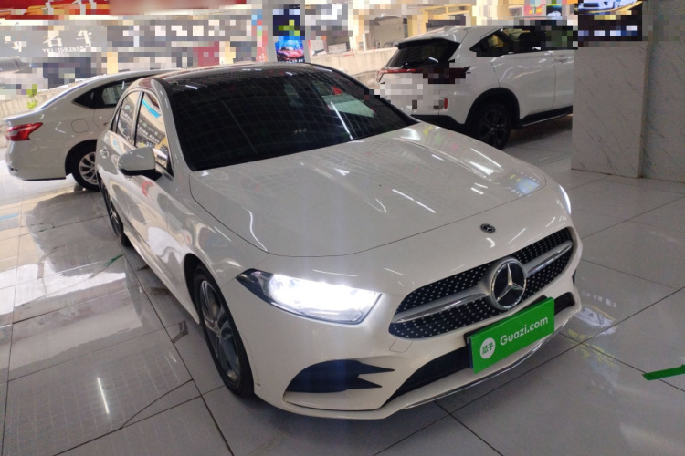 奔驰A级 2022款 A 180 L 运动轿车车身外观3