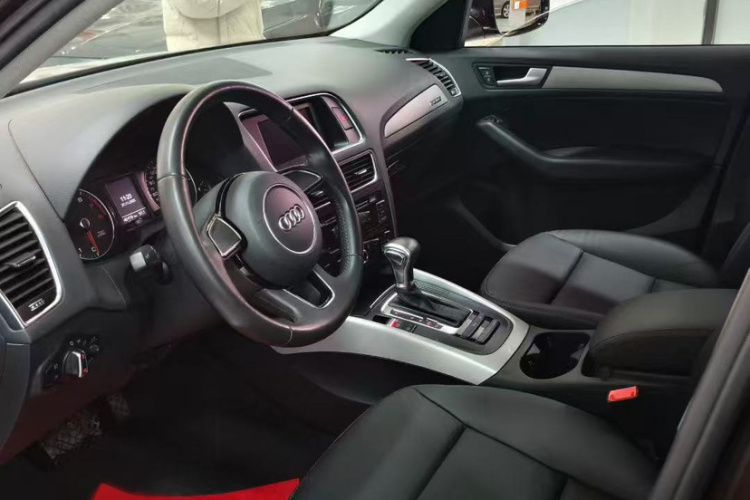 奥迪Q5 2015款 40 TFSI 进取型中控内饰7006