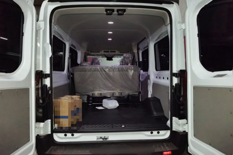 福特 全顺T8 2024款 T8 2.3T柴油自动短轴中顶6座多功能版3/3中控内饰23