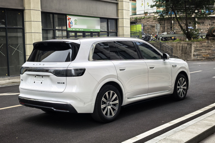 鸿蒙智行 问界M8 2025款 纯电 Max+ 六座四驱版车身外观6005