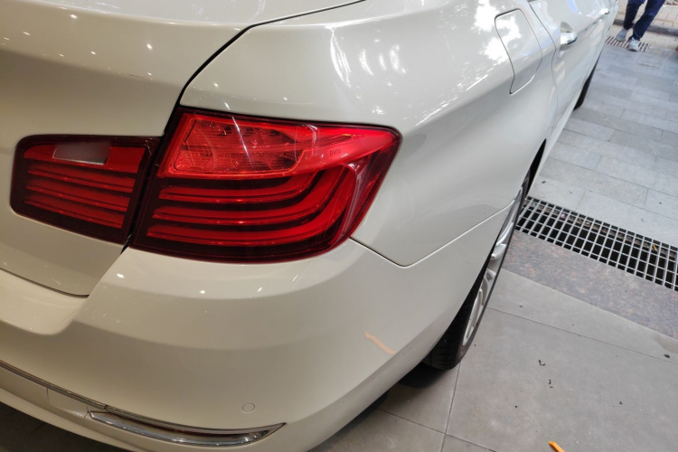 宝马5系 2014款 525Li 豪华设计套装车身外观9