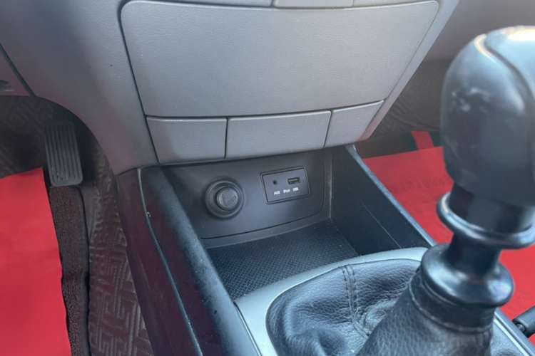 现代 悦动 2011款 1.6L 手动舒适型局部细节9005