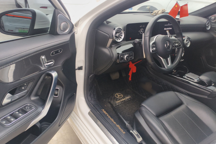 奔驰A级 2020款 改款二 A 180 L 运动轿车中控内饰7003