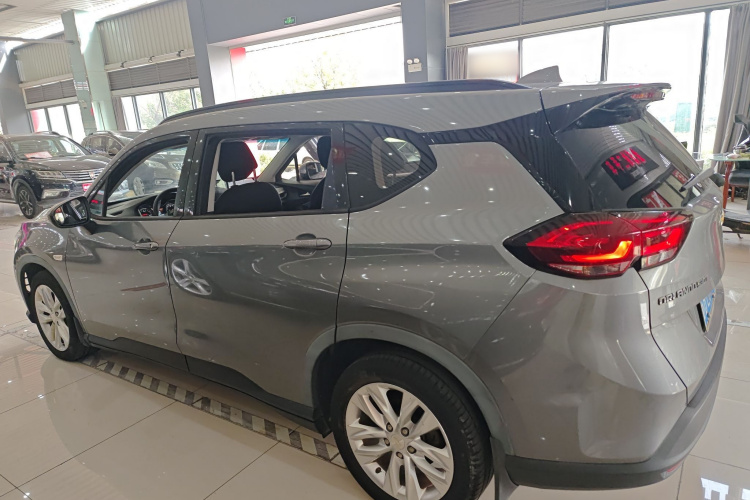 雪佛兰 沃兰多 2018款 530T 自动劲享版（5+2款） 国V车身外观6003