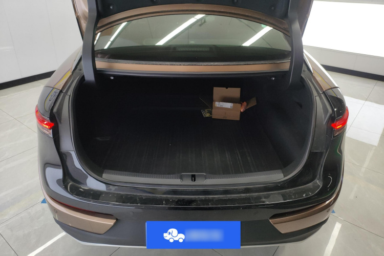 丰田 皇冠(进口) 2023款 2.5L SportCross HEV两驱尊贵版机舱底盘23