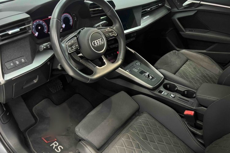 奥迪A3 2024款 A3L Limousine 35 TFSI RS套件燃速型中控内饰7005