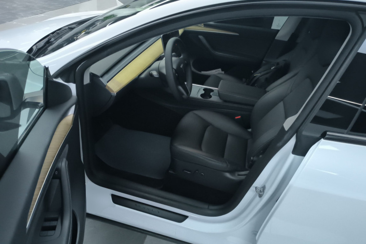 特斯拉 Model Y 2021款 长续航全轮驱动版中控内饰7003