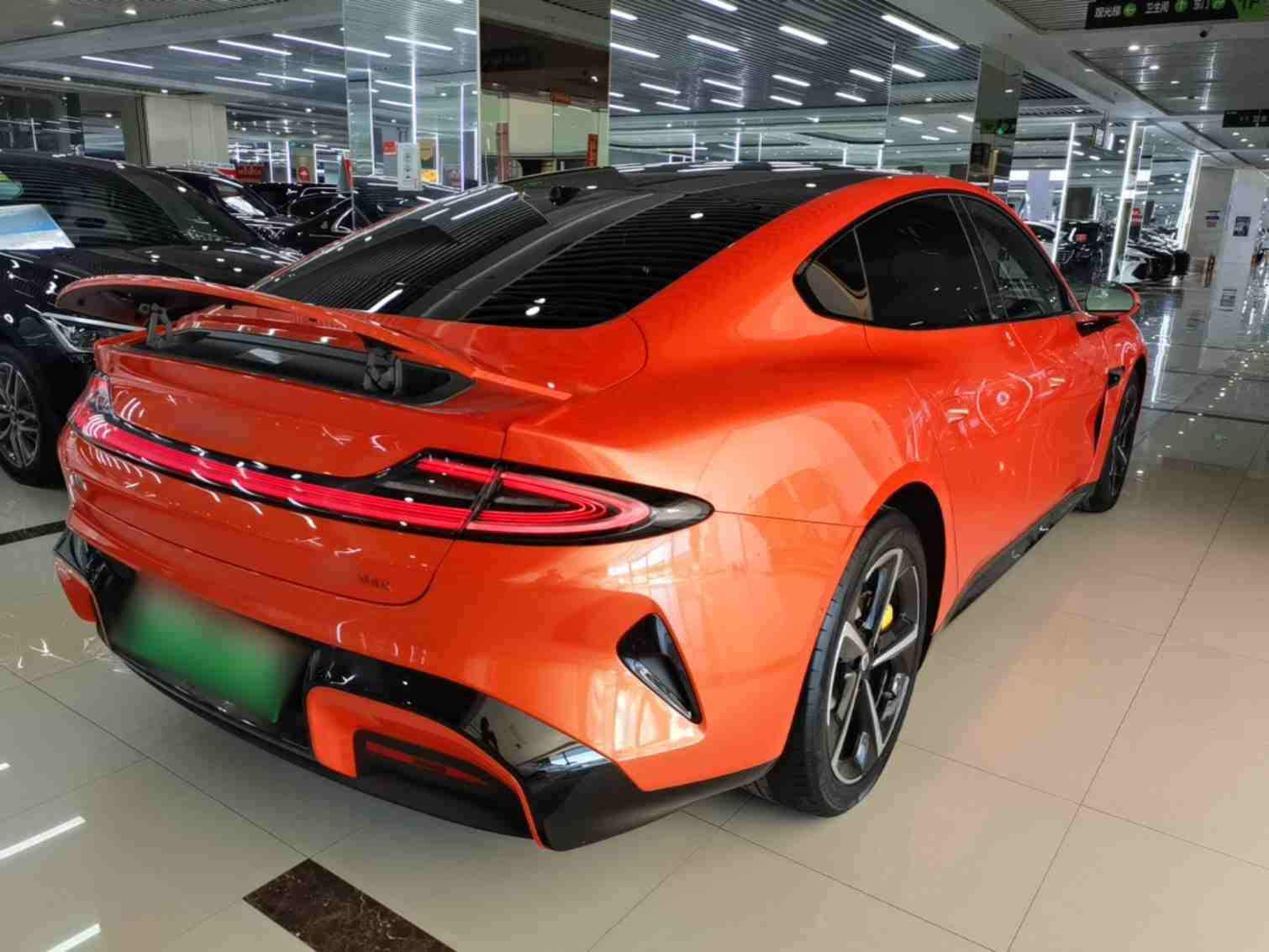 车辆右后45度外观展示