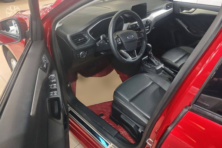 福特 福克斯 2020款 三厢 1.5L 自动锋跃型中控内饰20