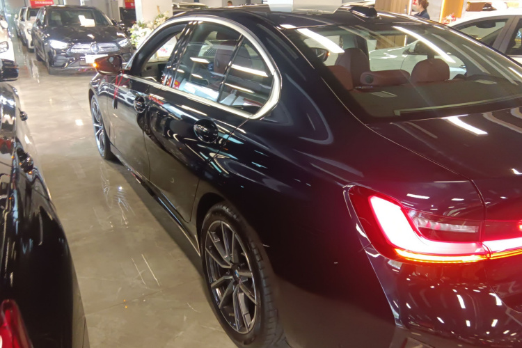 宝马3系 2025款 325i M运动套装车身外观4