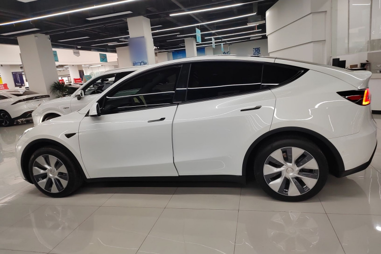 特斯拉 Model Y 2023款 后轮驱动版车身外观4