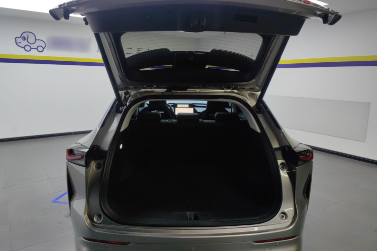 长安欧尚Z6 2022款 蓝鲸 1.5T DCT智领型城市版机舱底盘23