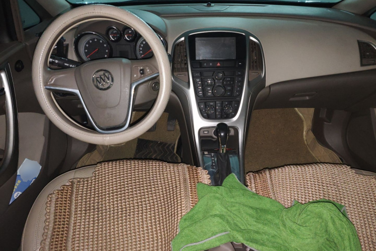 别克 英朗 2013款 GT 1.6L 自动时尚版中控内饰12