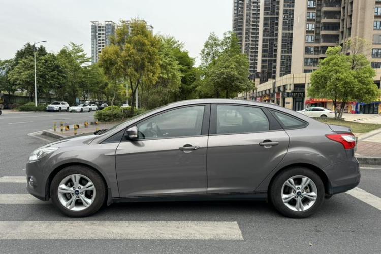 福特 福克斯 2012款 三厢 1.6L 自动风尚型车身外观6003