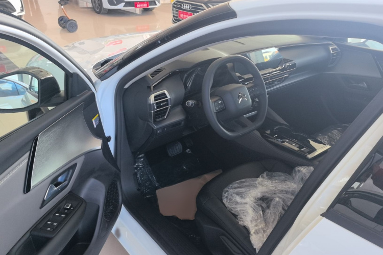 雪铁龙 凡尔赛C5 X 2025款 1.6T 海外版中控内饰7002