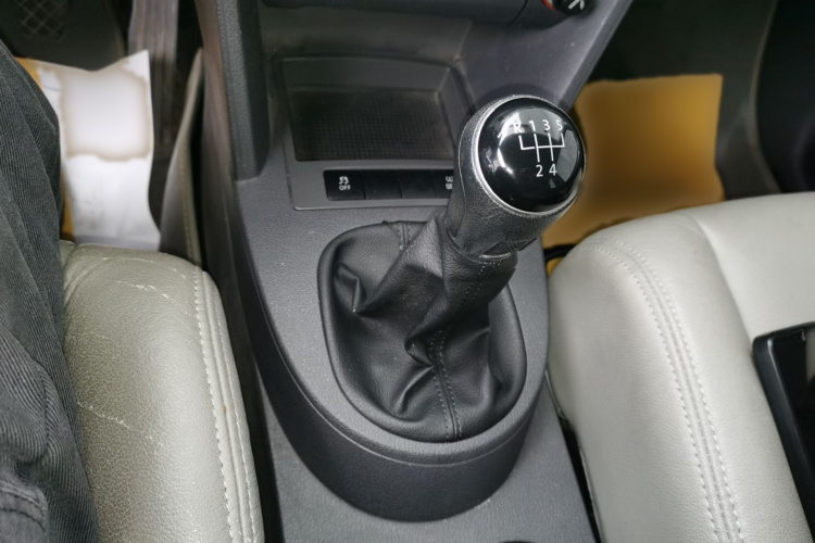 大众 途安 2013款 1.4T 手动风尚版5座局部细节18