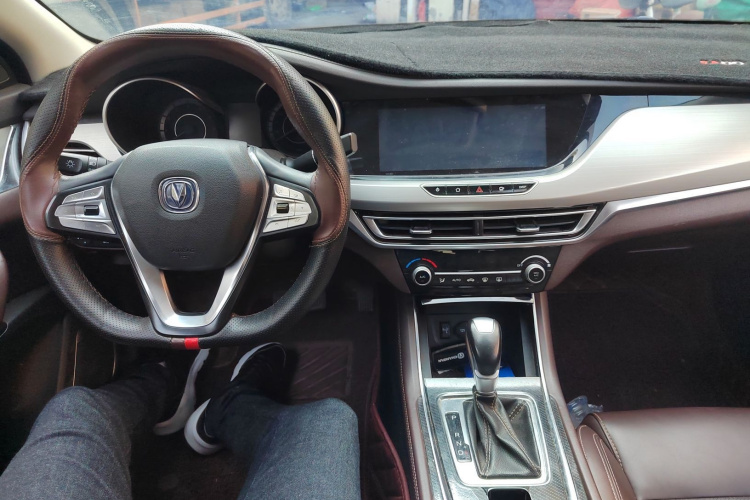 长安 逸动 2018款 1.6L GDI 自动领尚型中控内饰12
