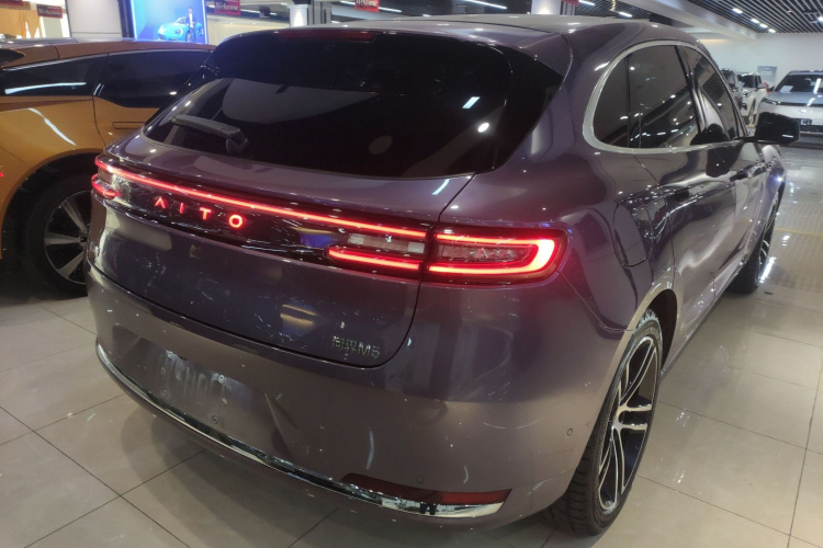 鸿蒙智行 问界M5 2025款 增程   Ultra 四驱版车身外观7