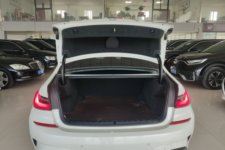 宝马3系 2021款 改款二 325Li M运动套装机舱底盘23