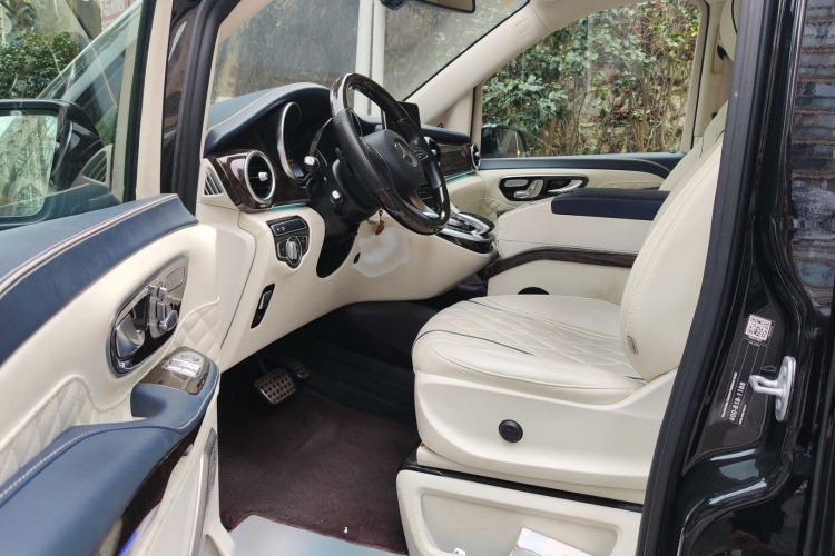 奔驰V级 2018款 V 260 L 尊贵加长版 国VI中控内饰7003