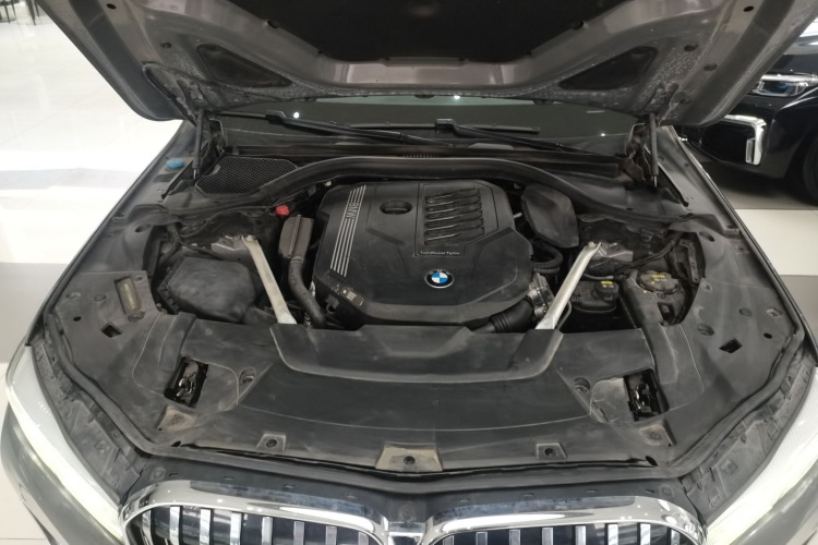 宝马7系 2019款 740Li 领先型 豪华套装机舱底盘24