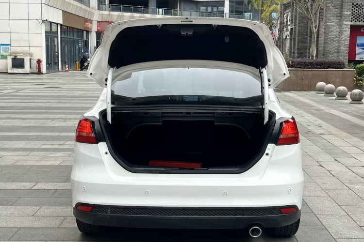 福特 福克斯 2017款 三厢 EcoBoost 180 自动精英型机舱底盘23