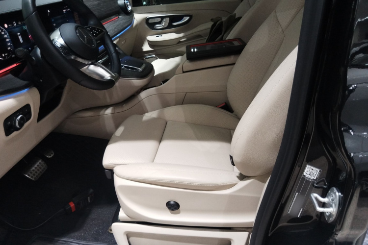 奔驰V级 2024款 V 300 L 长轴距尊贵版中控内饰19