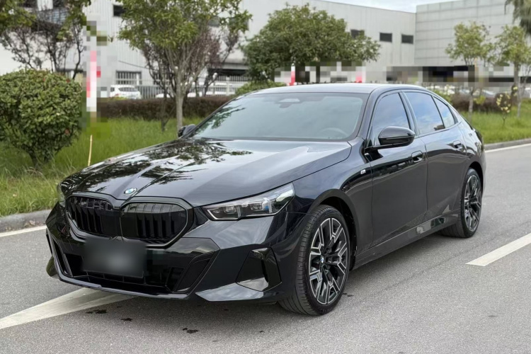 宝马5系 2025款 530Li 尊享型 M运动套装车身外观1