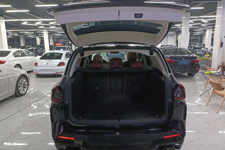 宝马X3 2022款 改款 xDrive30i 领先型 M曜夜套装机舱底盘23