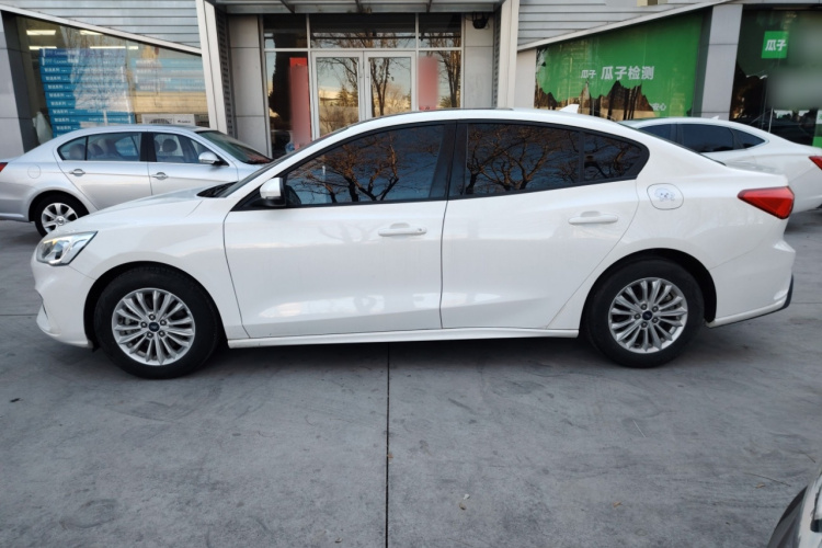 福特 福克斯 2020款 三厢 EcoBoost 180 自动锋潮型车身外观4