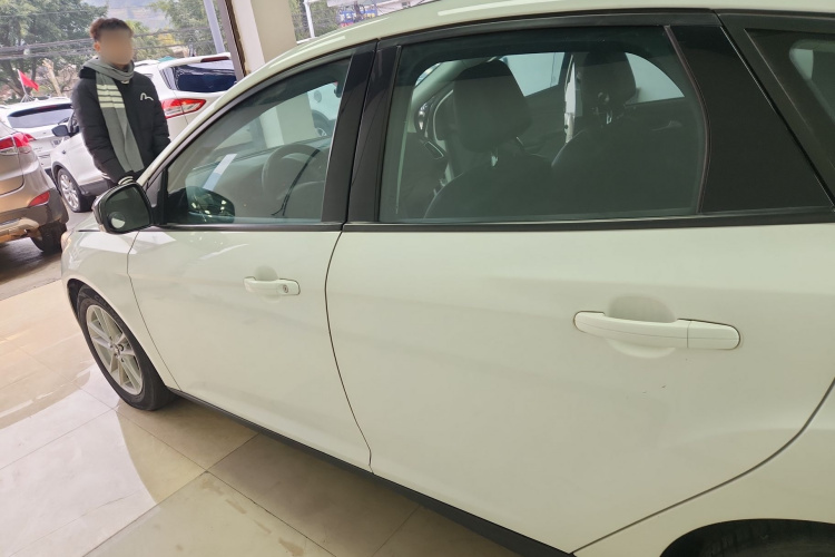 福特 福克斯 2017款 两厢 EcoBoost 125 自动超能风尚型智行版车身外观4