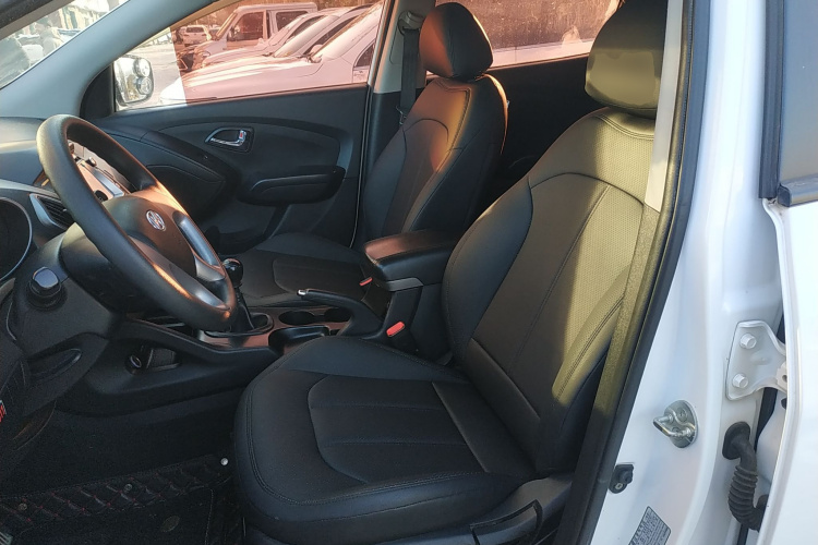 北京现代ix35 2015款 2.0L  手动两驱舒适型 国IV中控内饰19