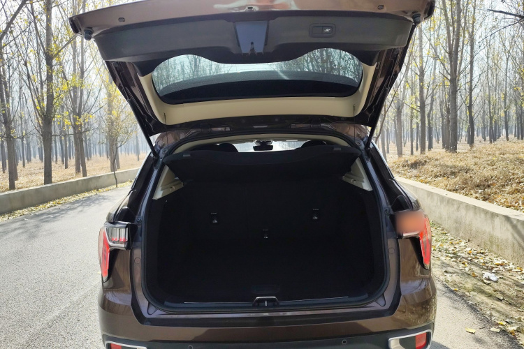 领克01 2018款 2.0T 两驱型+版机舱底盘23