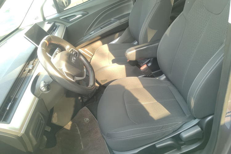 哪吒汽车 哪吒V 2022款 潮 300 Lite 磷酸铁锂中控内饰19