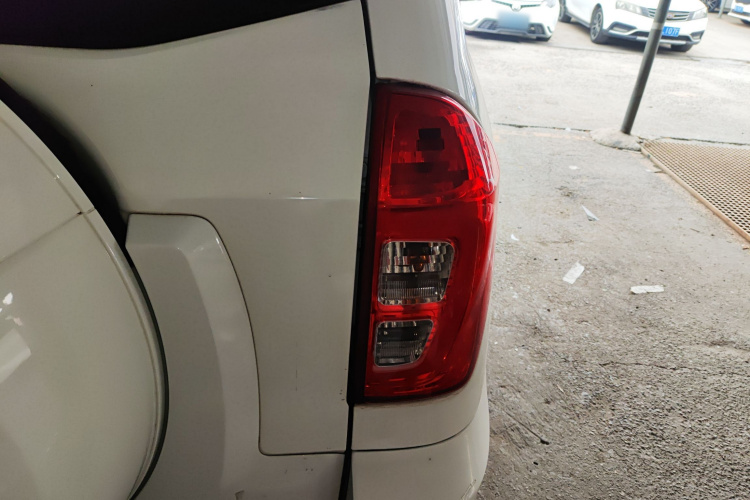 奇瑞 瑞虎3 2015款 1.6L CVT智尚纪念版车身外观9