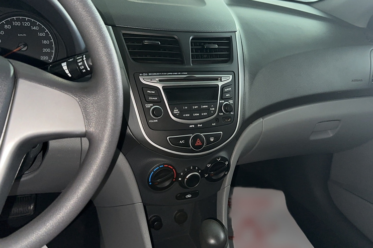 现代 瑞纳 2014款 1.4L 自动智能型GLS局部细节16