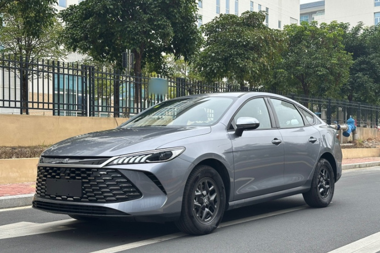 比亚迪 秦PLUS 2025款 DM-i 智驾版 55KM领先型车身外观6004