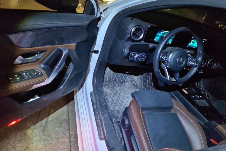 奔驰A级 2020款 A 180 L 运动轿车中控内饰20