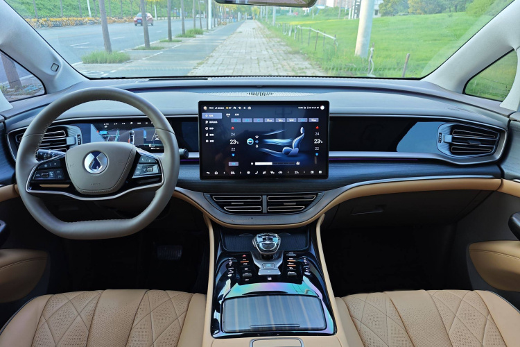 腾势D9 2024款 DM-i 980 四驱旗舰型中控内饰7001