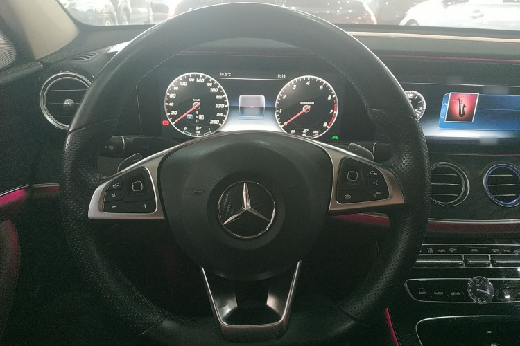 奔驰E级 2016款 E 300 L 运动时尚型中控内饰13