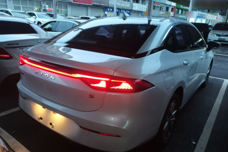 埃安 AION S 2023款 魅 580 磷酸铁锂车身外观6005